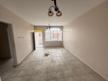 Yeşilevler'de Cadde Üzeri Yenilenmiş 4+1 Kiralık Müstakil Ev