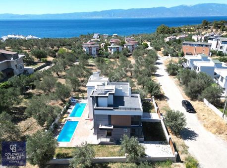 Gömeç Karaağaç'ta, Deniz Manzaralı, Havuzlu, Tripleks Villa