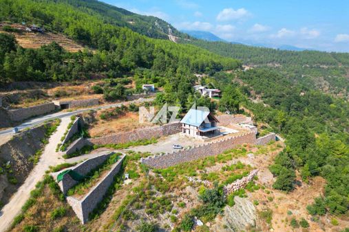 Alanya Akçatı'da 2.950 M² Satılık Tarla Ve 3 Katlı Müstakil Ev