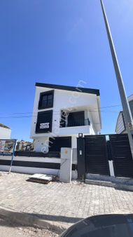 Efelerde Merkezi Lokasyonda Satılık Bitişik Nizam Villa