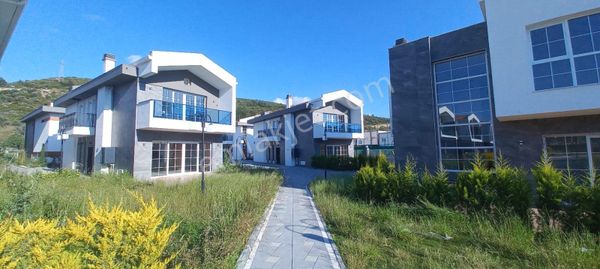 🌊 Denize Yakın, Havuzlu Ve Güvenlikli Sitede 4+1 Villa!