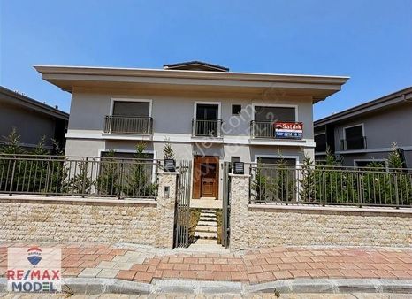 Remax Model Denizli'den Kervansaray'da 5+1 Satılık Villa