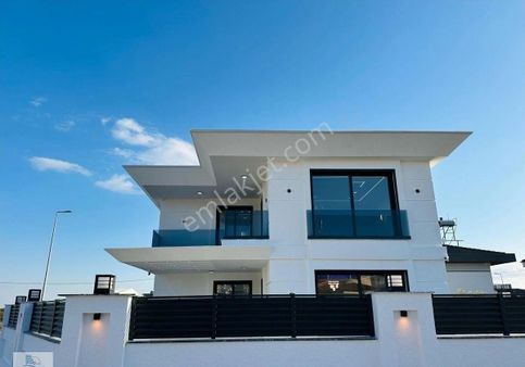 Efeler Mah .315 Mt Arsa İçinde Havuzlu Otoparklı 4 + 1 Ayrı Mutfak Tam Müstakil Villa