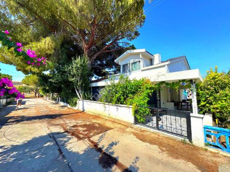 Kuşadasında Plaja 200 Mt. Ful Yapılı 4+1 Bahçeli Villa