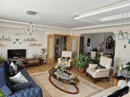 Manisa Güzelyurt Mh. Site İçi Ara Kat 4+1 240 M² Geniş Satılık Daire