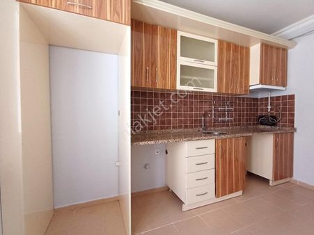 Recep Ümit Emlak'tan Ömerağa Mahallesi T.reis Caddesi Yakını Satılık 2+1 Ara Kat Daire