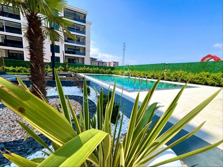 Yenişafakta Havuzlu Lüks Dizayn Sıfır Satılık Daireler