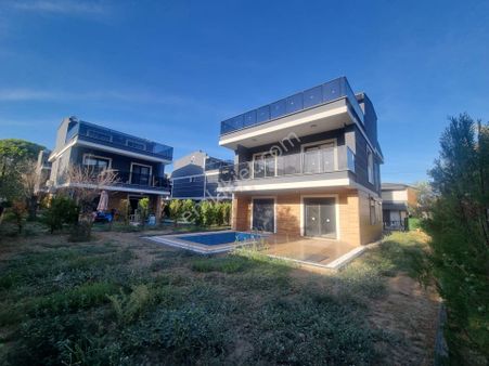 Doğayla İç İçe Modern Havuz Ve Bahçe Keyfi 5+1 Villa