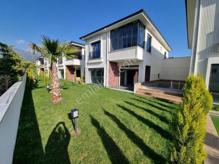 Her Detayıyla Özel Havuzlu Giyinme Odalı 4+1 Müstakil Villa