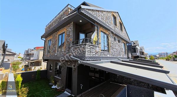 Balcıoğlundan Satılık Premium Merkz Plajda Denize 2.sıra Havuzlu