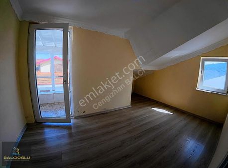 Balcıoğlundan Yalı Merkezde Denize Yakın Geniş Bahçe 4+1 Triblex