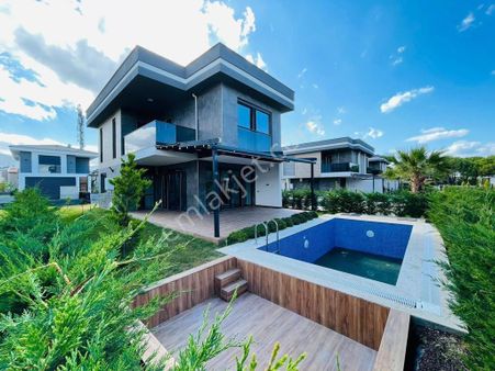 Kuşadası Davutlar’da Tek Müstakil Özel Havuzlu Satılık 3+1 Yazlık