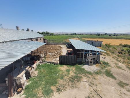 Salur Mahallesi Girişinde Ruhsatlı Toplamda 13048 M2 Arsa Üzerinde Besi Çiftliği