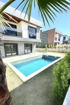 Karaova’da 4+1 Tek Müstakil Özel Havuzlu Villa