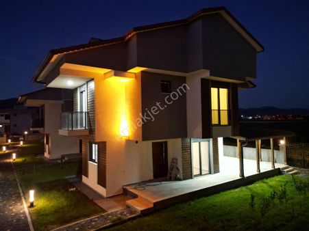 Dikili Salihleraltında Satılık 5+1 Müstakil Fırsat Villa!