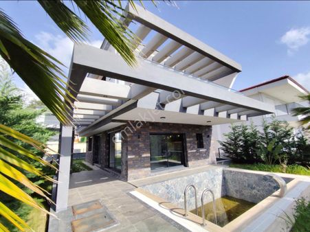 Kuşadası Soğucakta Müstakil Özel Havuzlu Villa