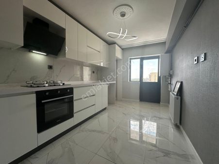 Duru Emlak'tan Komple Yenilenmiş Ara Kat 3+1 Daire