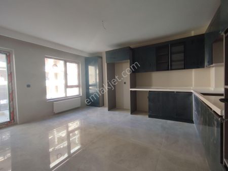 Şefkat'de Caddeye Avmye Yakın Yeni Bina Asansörlü Otoparklı