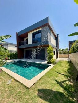 Kuşadası Avm Bölgesinde Özel Havuzlu Satılık 4+1 Müstakil Villa