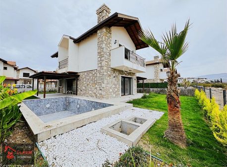 Taş Konsept Sevenlere Özel Havuzlu Sıfır Acil Satılık Villa