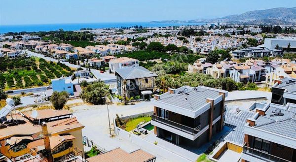 Kuşadası Avm Bölgesinde Müstakil Havuzlu Satılık 4+1 Villa