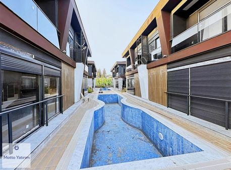 Aksu Barbaros'ta Site İçinde 4+1 Sıfır Lüks Acil Satılık Villa