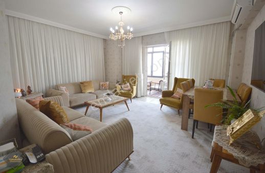 Akkent Merkezde Tramvay Cepheli Arakat Bakımlı 3+1 Daire Fırsatı