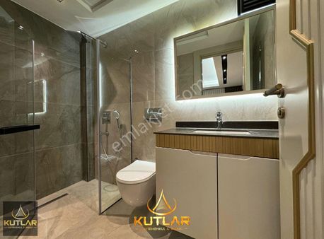 Kutlar'dan Metro Market Civarı Cadde Üzeri Satılık 4+1 Daire.