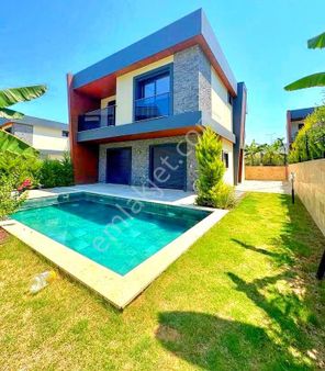 Kuşadasında Alış-veriş Mağazalarına Yakın Özel Havuzlu Tek Müstakil 4+1 Sıfır Villa