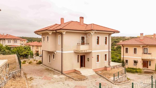 Riva Flora Evleri'nde 5+1 Tripleks Natamam B2 Tipi Villa