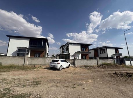 Sefa Emlak'tan Ünv Yani Satılık 4+1 Hazır Villa