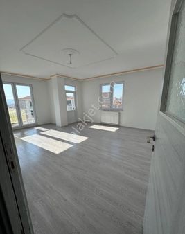 Hasan Bulgur Emlaktan Ceylan Market Üstünde 3+1 Daire