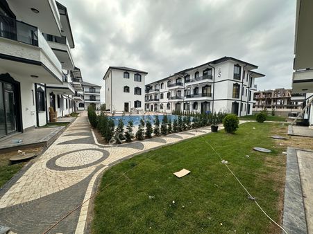 Site İçi Lüks 1+1 - Modern Tasarım, Açık Havuz, Sahile Yakın!