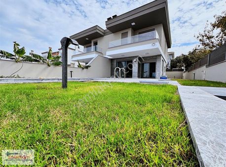 Çeşme'de 5+1 Deniz Manzaralı Villa