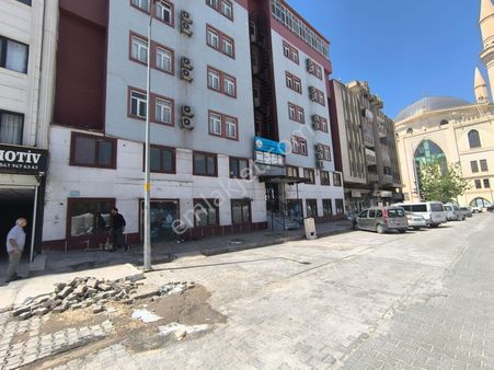 Bamyasuyu 3 Katlı Kiralık Dükkan 1.500 M² Civarı