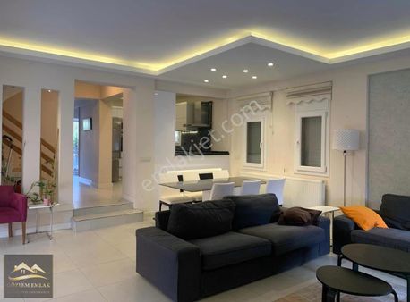 Yeni Foça Girişte Denize 50m Muhteşem 5+2 Satılık Villa