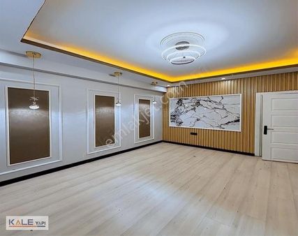 Bahçeşehir Konumunda Özel Tasarımlı Satılık 2+1 Bahçeli Daire