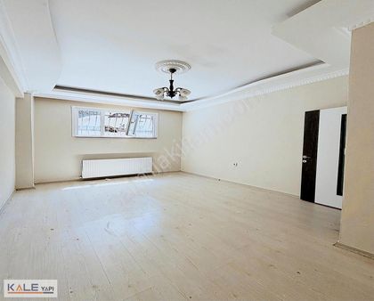 Bahçeşehir Konumunda Özel Satılık 2+1 Bahçeli Geniş Daire