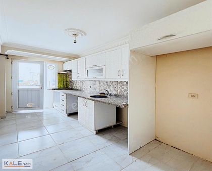 Bahçeşehir Konumunda Satılık 3+1 Çift Balkonlu Geniş Daire