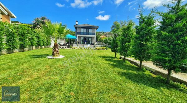 Şile Çavuş Mah. 638 M2 Arsa İçerisinde 4+1 Köşe Villa