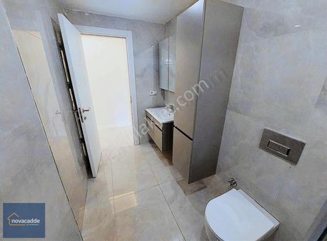 Şenesenevler'de Balkonlu,ebeveyn Banyolu 3+1 Satılık Sıfır Daire