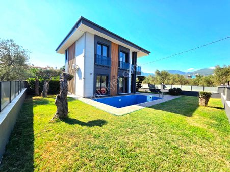 Vahdet'ten Güre'de Geniş Bahçeli/havuzlu Ultra Lüks Müstakil
