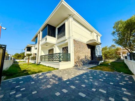 ▶ ▶ Akçay Körfez'den Güre'nin En Nezih Mevkiinde Denize Yakın Fırsat Villa