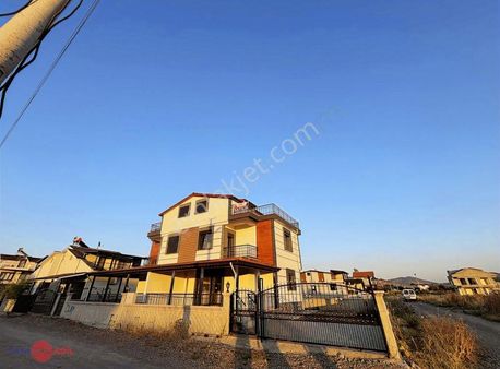 Dikili Satılık Çetin Emeçte 3 Katlı Köşe Parsel Villa