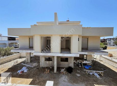 Seferihisar Akarca'da Plaja 250metre Havuzlu Teraslı 3+1 Villa