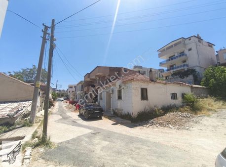 Urla Yaka'da Sanat Sokağı Yakını 350 M² Arsa İçinde Yapılar