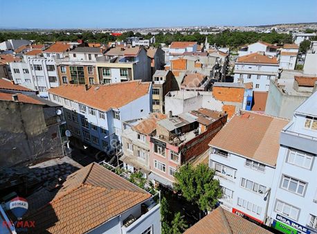 Biga Merkezde Komple Satılık Bina: Altı Dükkan Üzeri 2 Daire