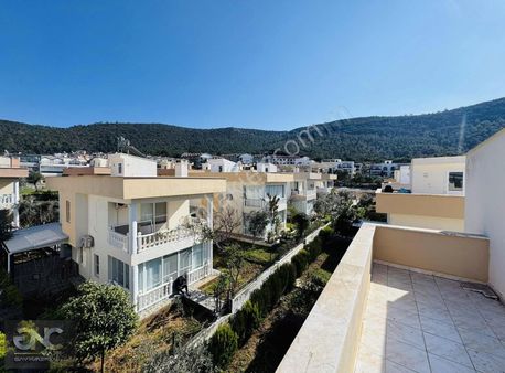 Didim Akbük'te Havuzlu Sitede Yol Cepheli Müstakil Yazlık