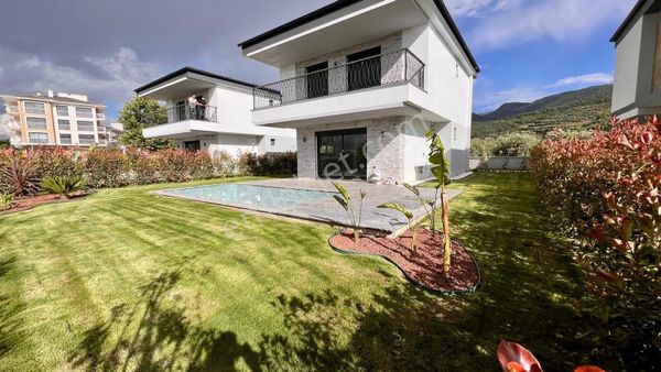 Kuşadası Davutlar’da Müstakil Havuzlu Satılık 4+1 Villa