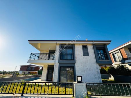 Kuşadası Davutlar’da Müstakil Havuzlu Satılık 3+1 Fırsat Villa